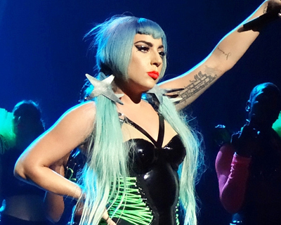 Lady Gaga重返舞台大秀热舞 穿渔网袜造型百变A爆了