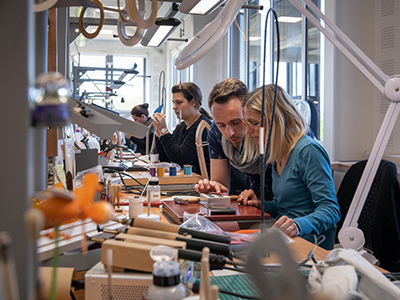 爱马仕创办“爱马仕学徒培训中心”并获得法国国家皮革制造文凭认证