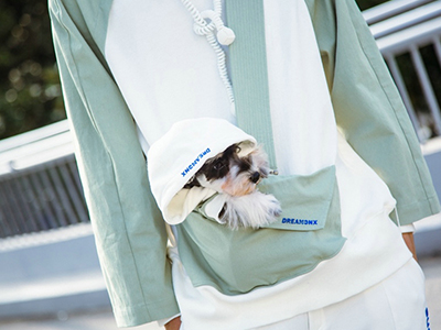 穿上亲子装，和爱宠去野餐吧！ 本土潮流品牌DREAMONX推出「宠物主题胶囊系列」，见证每一段温暖陪伴