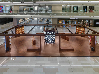 Alexander McQueen “The Curve万花镜影”限时精品店揭幕 中国，上海