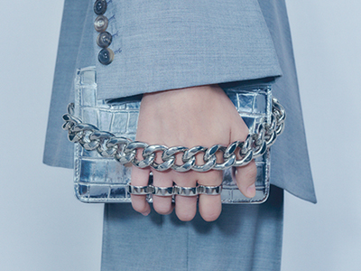 Alexander McQueen 2022春夏女装系列 The Four Ring链条迷你手袋