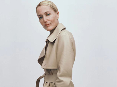 CHLOÉ 推出一组 GILLIAN ANDERSON 身着品牌2022 早秋系列的肖像图集。