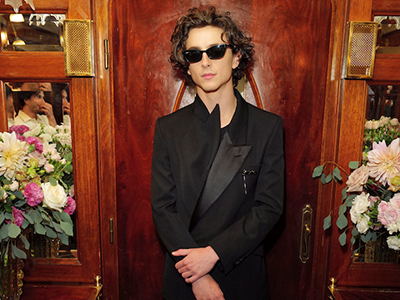 美国演员Timothée Chalamet身着 Alexander McQueen 2023春夏男装系列