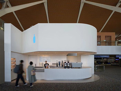 蓝瓶咖啡全球首家机场正式门店 上海浦东机场T2航站楼店于今日开业 启程前的舒心停驻 点亮旅途回忆