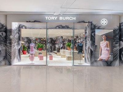 Tory Burch限时特别概念店亮相上海嘉里中心 品牌代言人刘雯、演员任敏、卢昱晓、歌手徐若侨出席开业惊喜派对 全新概念店将持续至年末，以迎接全新面貌的品牌上海嘉里中心旗舰店