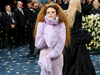 Natasha Lyonne身着 McQueen 2025秋冬系列 出席纽约大都会艺术博物馆慈善晚宴