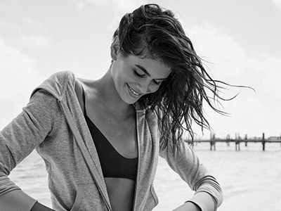 Kaia Gerber 演绎松弛感造型美学，定义夏日穿搭典范