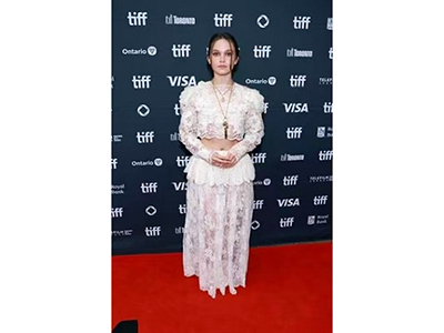 CAILEE SPAENY 身着 CHLOÉ 出席2025年多伦多电影节《利刃出鞘3：亡者归来》首映礼