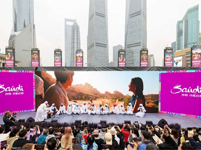 东方明珠下建起“沙特小镇”？打卡首日人潮涌动，体验感拉满！