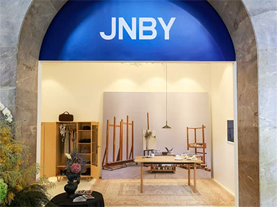 JNBY携手艺术家喻红，共同亮相第十三届ART021，以各自的瞬间，寻找不同的自我