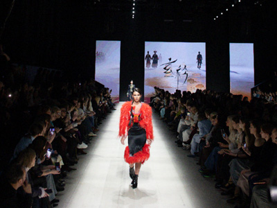 中国民族文化绽放莫斯科：玄衿“缘溯”大秀圆满成功，以服装为媒转译东方美学