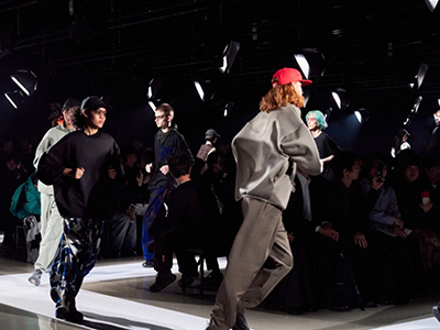 Saucony索康尼携手知名设计师YOSHIOKUBO久保嘉男 亮相东京时装周，诠释万千奔跑姿态