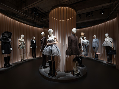 McQueen: 表象之下 “McQueen: 表象之下” 沉浸式展览于上海揭幕