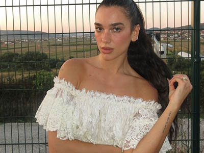 DUA LIPA身着CHLOÉ亮相 2026 SUNNY HILL 音乐节