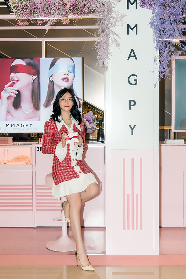 时尚珠宝品牌MMAGPY品牌创始人兼设计总监紫罗兰Violet Guo女士与MMAGPY x泰迪珍藏系列(Teddy Bear Collection)联名新品.jpg