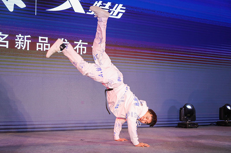 特步品牌街舞推广大使杨凯现身以舞会英雄.jpg