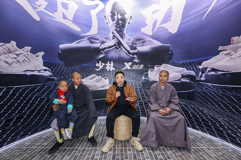 特步品牌产品设计师江源先生（中）携少林武僧延淀法师（左）、延炫法师（右）独家解构2021全新秀款.jpg