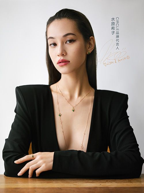 CIRCLE品牌代言人水原希子佩戴Ruche蜂巢系列珠宝.jpg