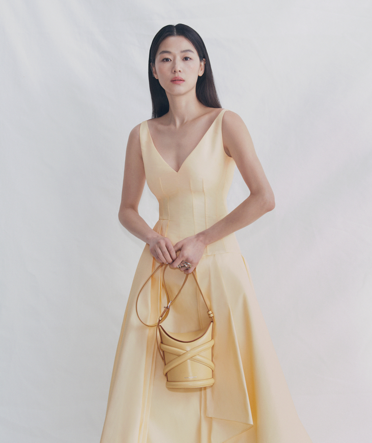 JUN-JI-HYUN_Curve Bag.jpg