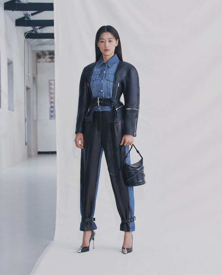 JUN-JI-HYUN_Curve Bag_2.jpg