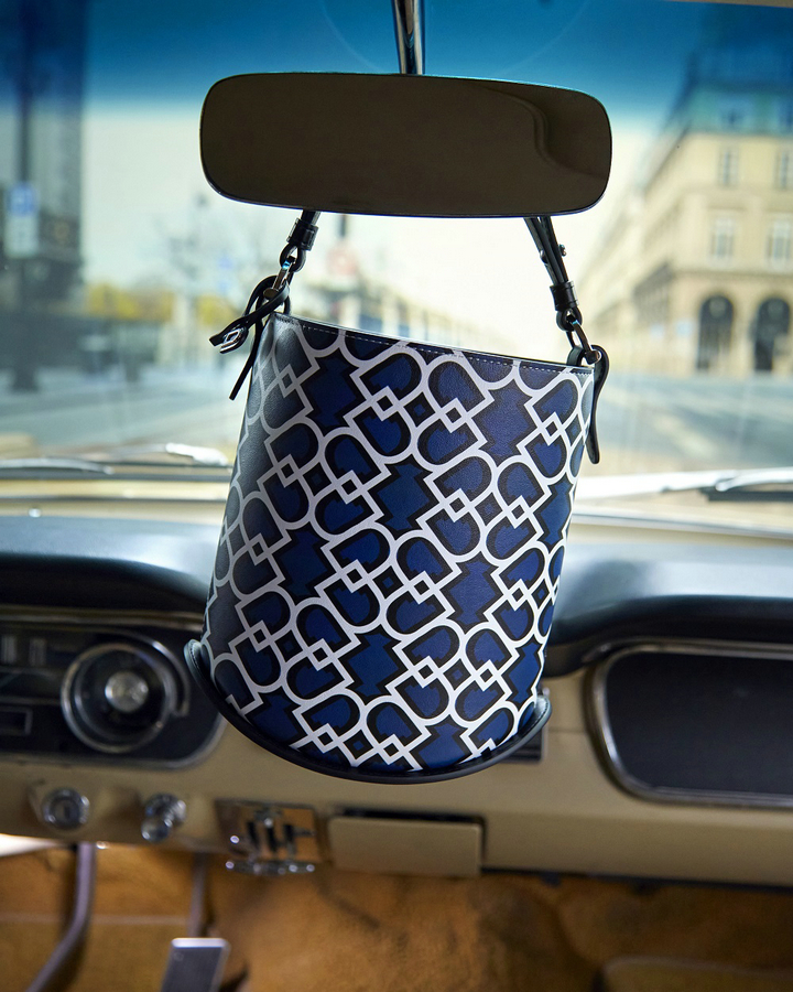 20210831153009ksade.jpg 1. DELVAUX_AW21_Pin-Mini-Bucket-D-Upside-Down-Box-Calf-Bleu-de-Prusse_Still-life_01.jpg