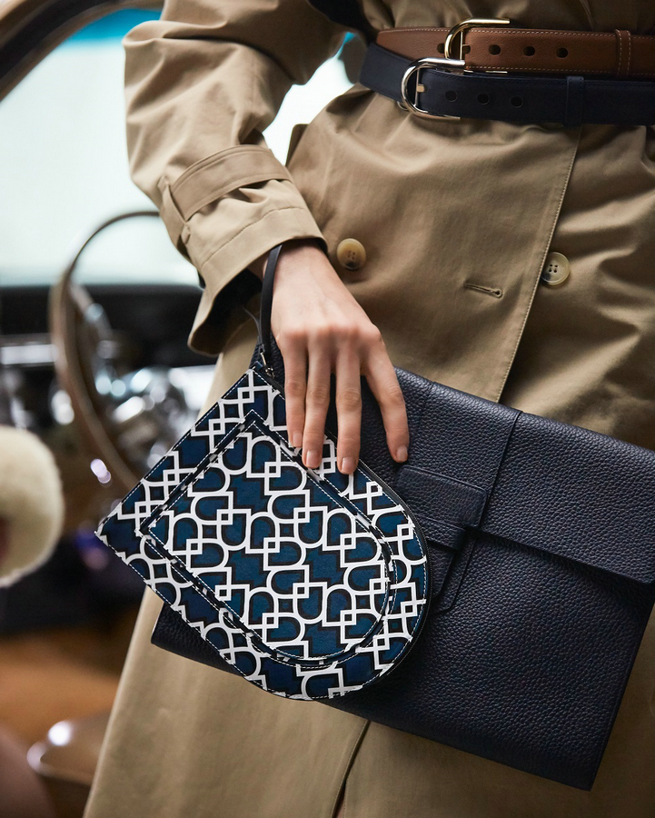 20210831153027flynt.jpg 5. DELVAUX_AW21_Pin-D-Pouch-D-Upside-Down-Tempo-Calf-Domino-Calf-Bleu-de-Prusse.jpg