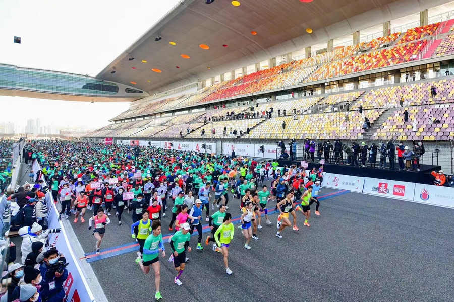 1月1日，New Balance迎新跑在上海“上”赛道热力举行。.jpg