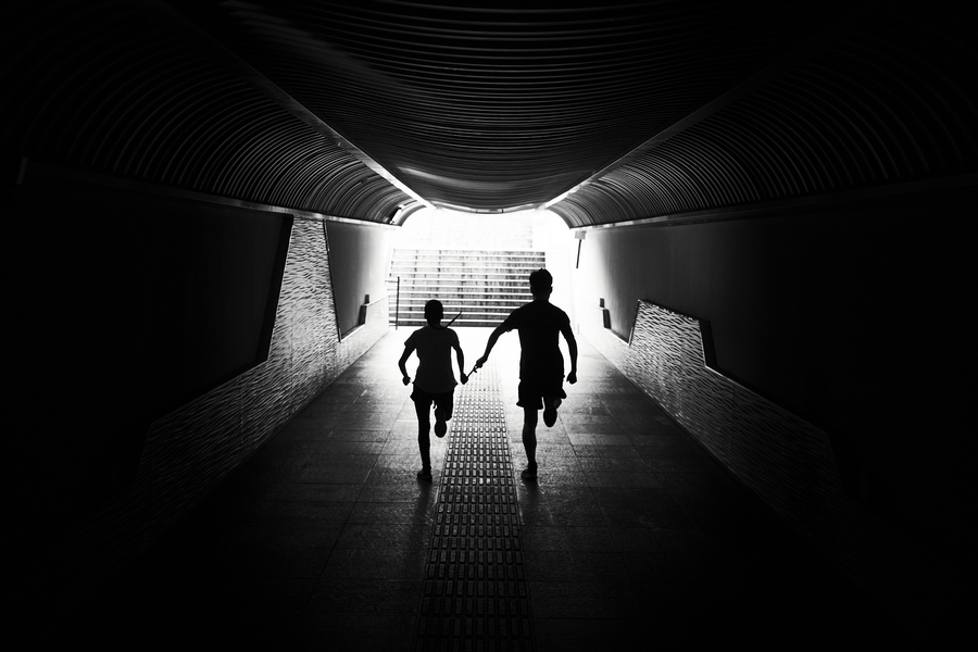 视障跑者与陪跑员在跑道上互相陪伴，携手共进 1.jpg