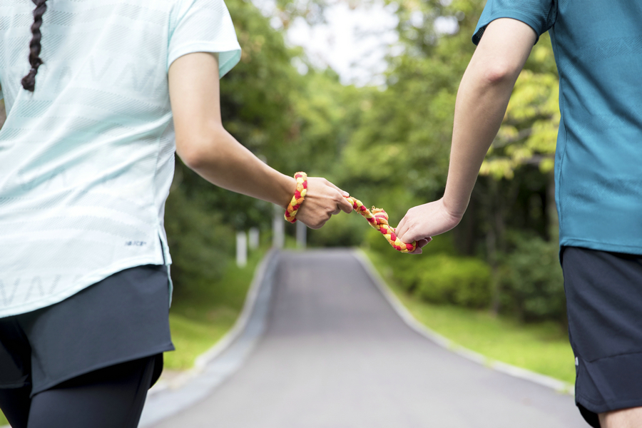 视障跑者与陪跑员在跑道上互相陪伴，携手共进 3.jpg