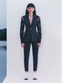新闻稿：Alexander McQueen 2022早春女装系列瞩目呈献153.png