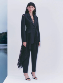 新闻稿：Alexander McQueen 2022早春女装系列瞩目呈献1318.png