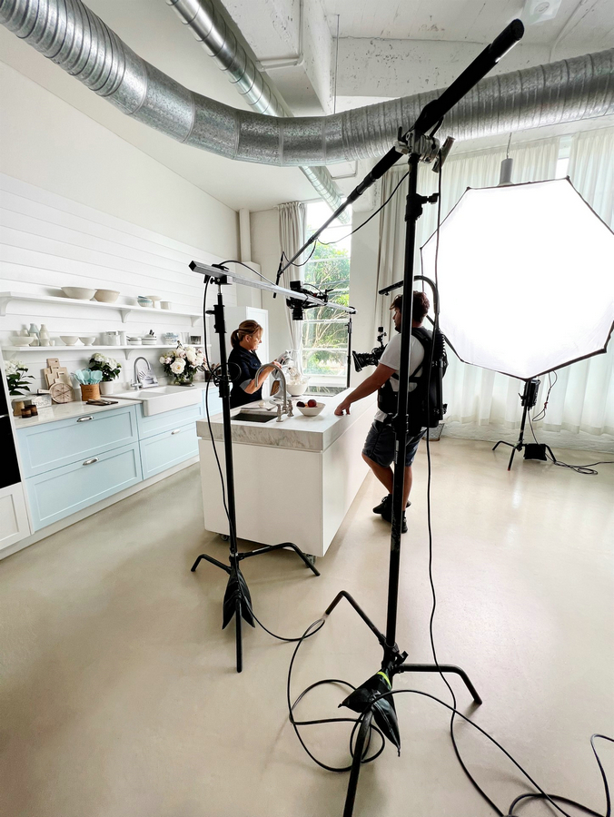 20211215210304txzwu.jpg Donna Hay BTS .jpg