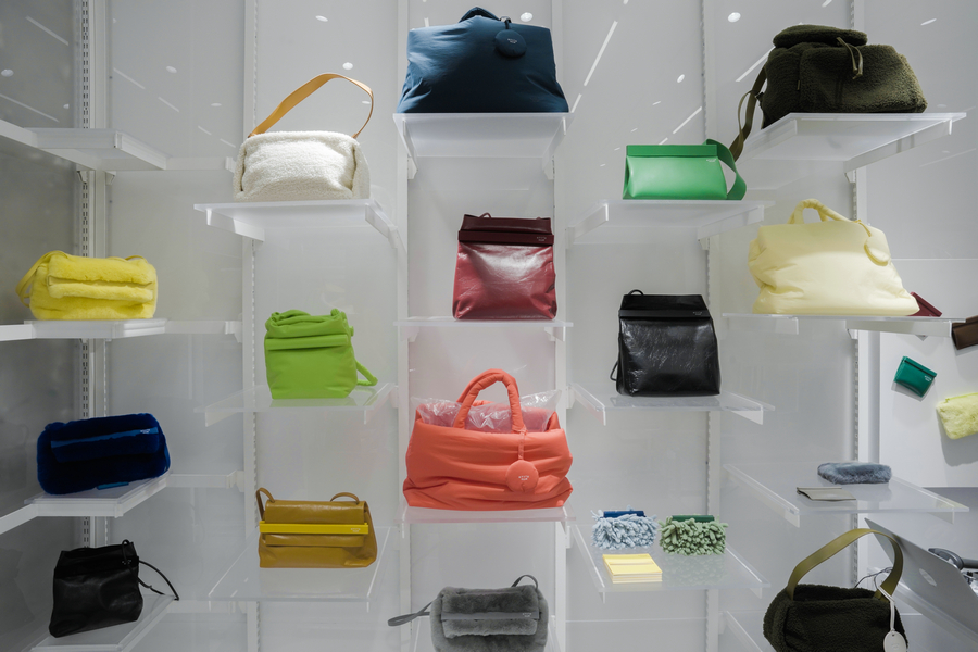 20220106222320jvijp.jpg 店铺陈列包袋2.jpg