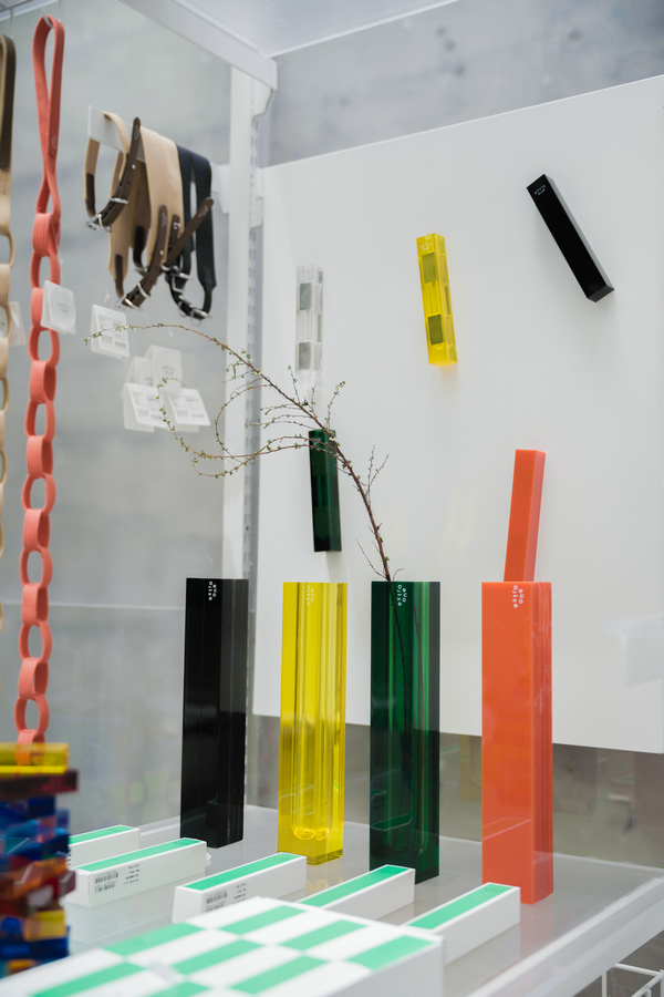 20220106222336jzobq.jpg 店铺陈列亚克力花瓶1.jpg