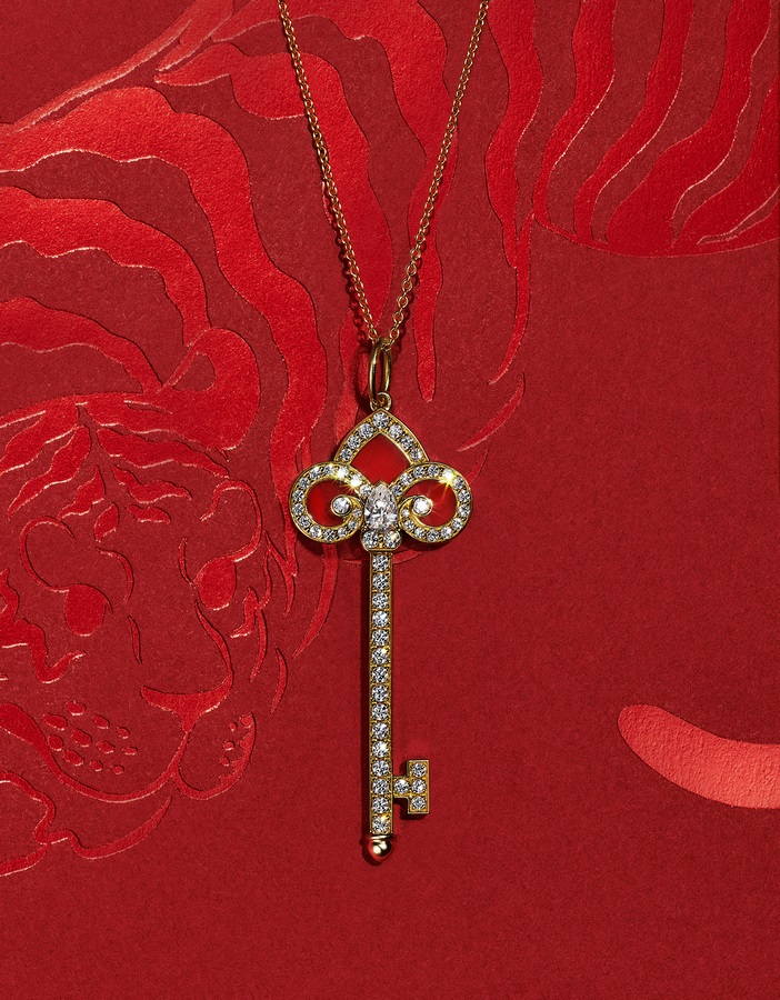 Tiffany & Co. 蒂芙尼Keys系列新春限量款18K黄金镶嵌红玉髓及铺镶钻石鸢尾花造型钥匙项链.jpg