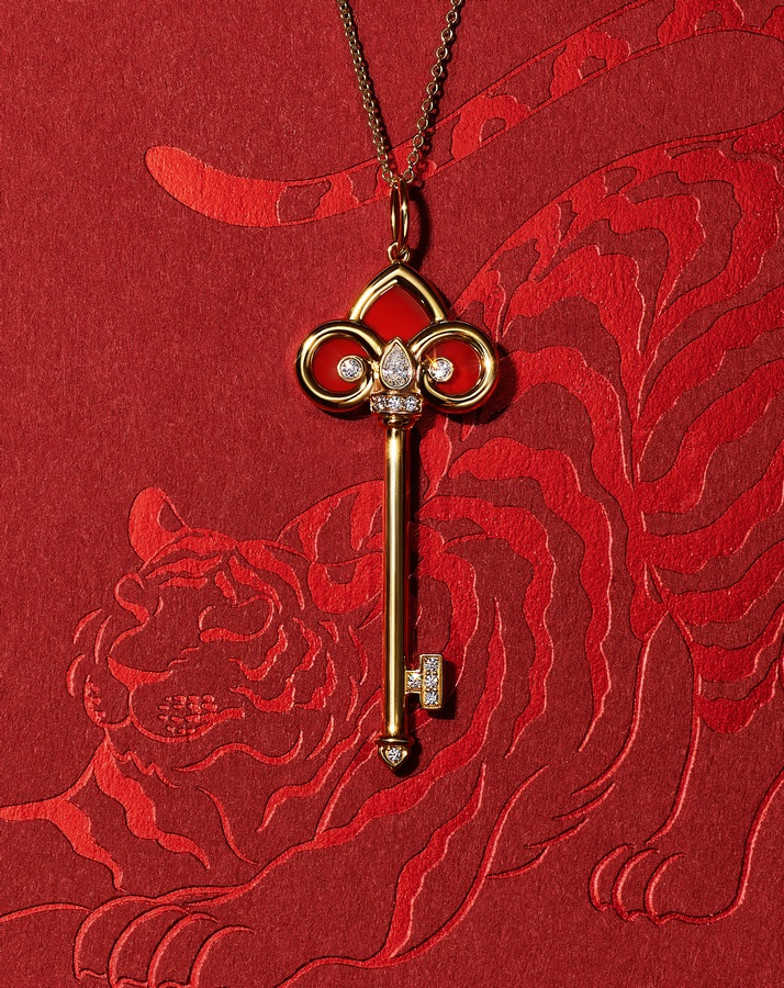 Tiffany & Co. 蒂芙尼Keys系列新春限量款18K黄金镶嵌红玉髓及钻石鸢尾花造型钥匙吊坠 （线上专属）.jpg