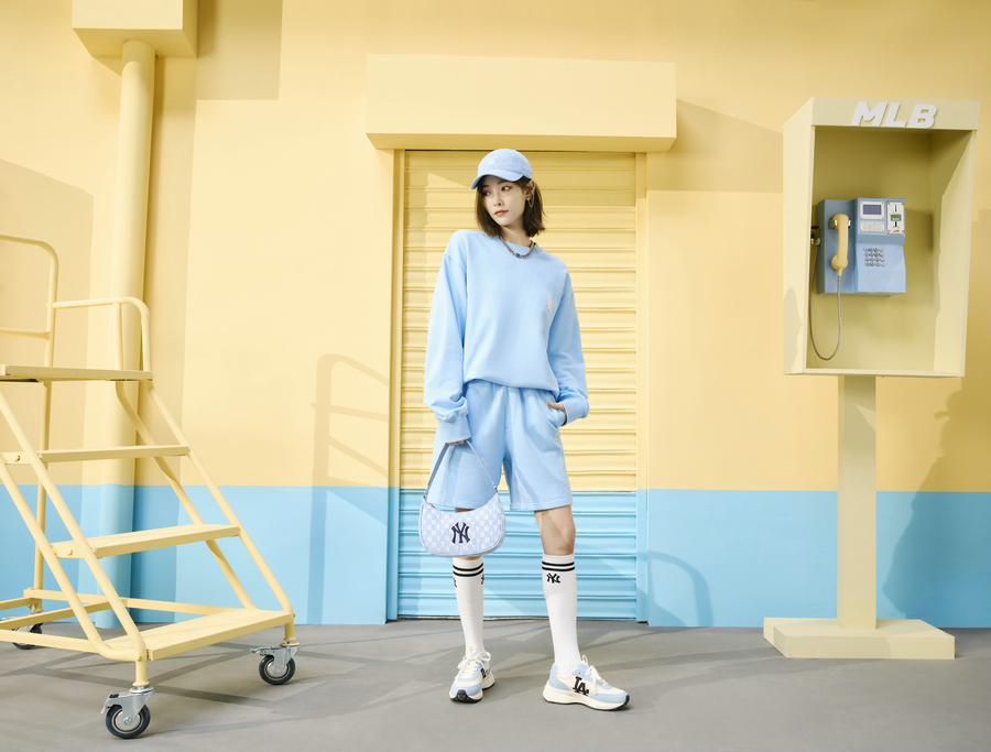 MLB潮流品牌中国区大使许佳琪演绎全新春夏BASIC同色系卫衣套装.jpg