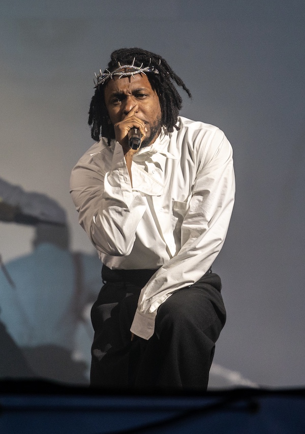 知名说唱艺人和艺术家肯德里克·拉马尔（Kendrick Lamar）佩戴蒂芙尼定制“荆棘王冠”，出席格拉斯顿伯里音乐节.jpg