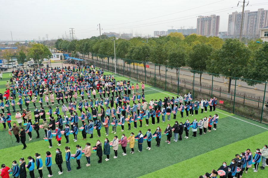 中学女童领取健康包 2.jpg