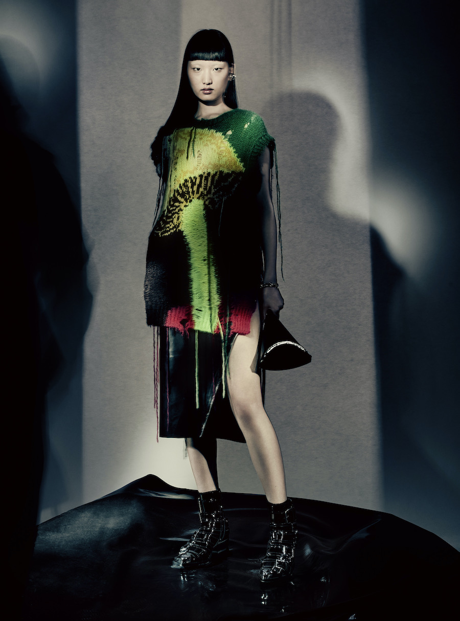 20220819131302zamgd.jpg Alexander McQueen 2022秋冬女装系列广告大片_8.jpg