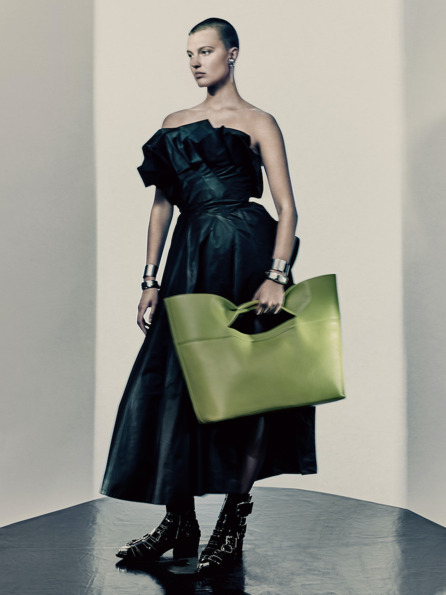 20220819131318hsrxm.jpg Alexander McQueen 2022秋冬女装系列广告大片_10.jpg