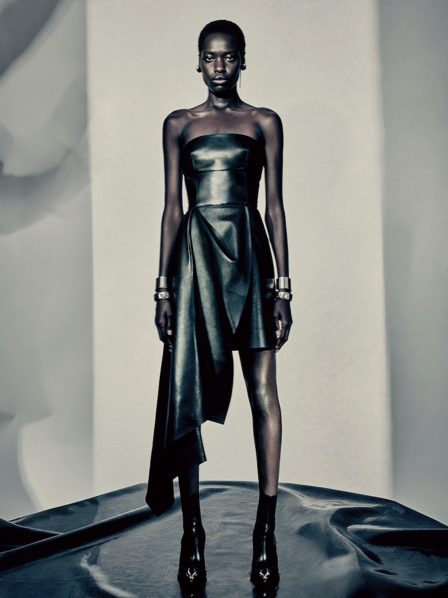 20220819131324cjpsf.jpg Alexander McQueen 2022秋冬女装系列广告大片_11.jpg