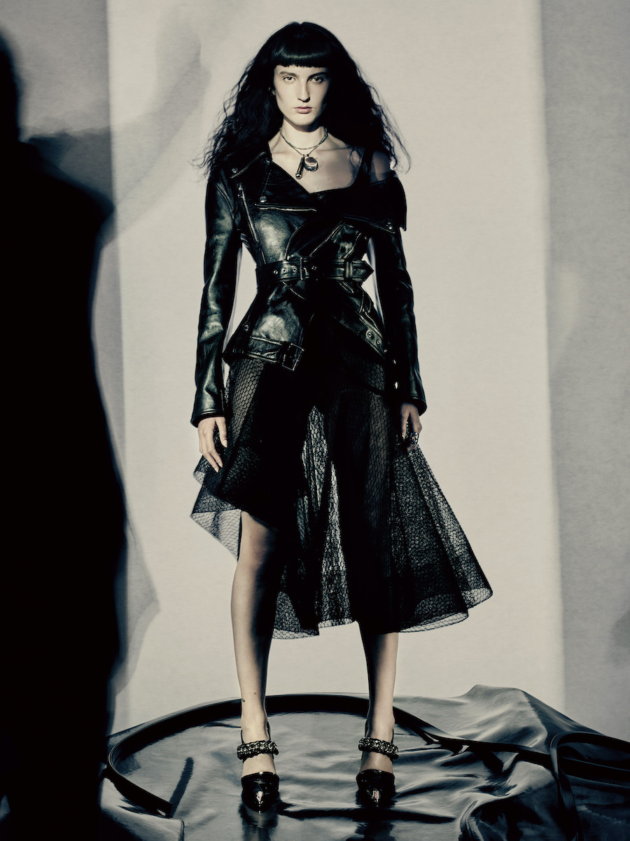 20220819131331ygunm.jpg Alexander McQueen 2022秋冬女装系列广告大片_12.jpg