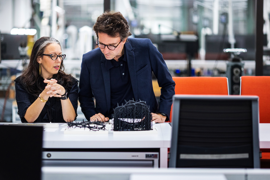 LVMH集团形象与环境负责人Antoine Arnault（右）在蒂芙尼珠宝设计与创新工坊（JDIW）.jpg