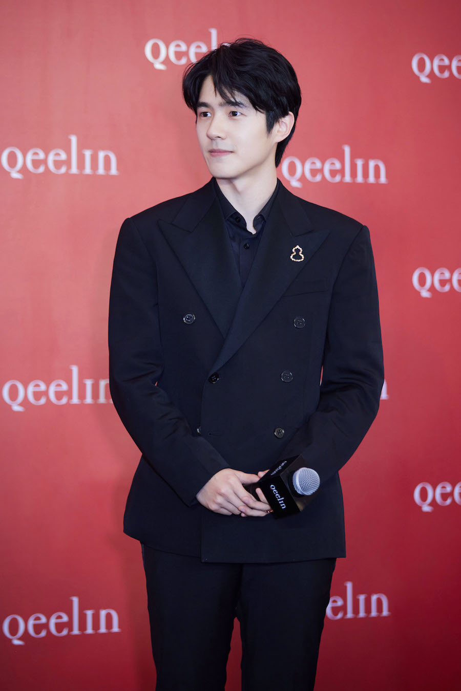 Qeelin品牌代言人刘昊然佩戴Qeelin Wulu系列珠宝璀璨亮相.jpg