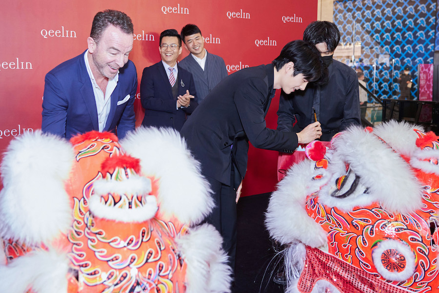 Qeelin首席执行官Christophe Artaux先生与Qeelin品牌代言人刘昊然先生为喜狮点睛.jpg
