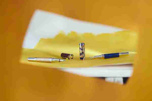 全新万宝龙艺术大师系列致敬文森特·梵高限量款书写工具 场景图.jpg