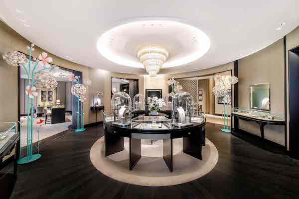 成都 IFS 旗舰店内“春之礼赞”主题装饰.jpg