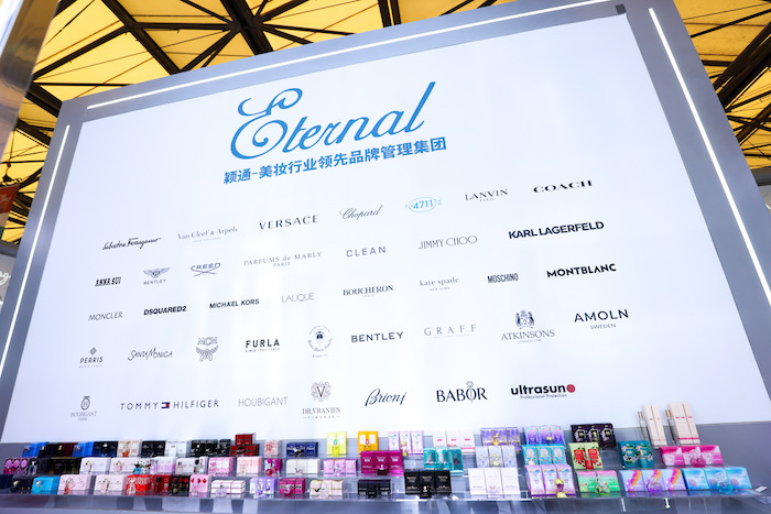 3.美博会上颖通带来的众多香水品牌.jpg