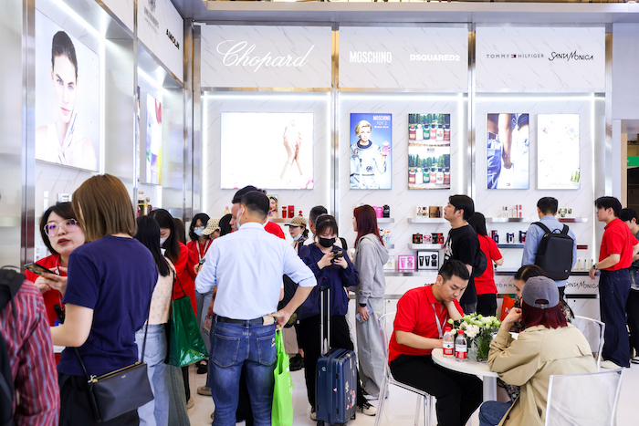 10.颖通展会现场络绎不绝的人流.jpg